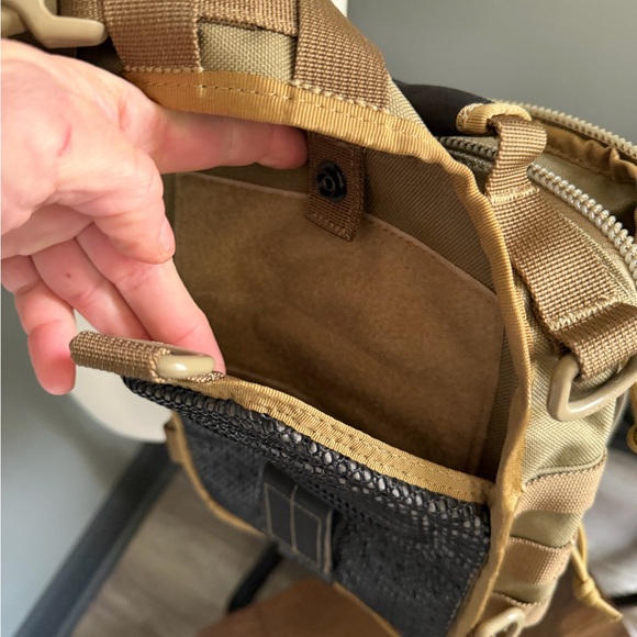 Maxpedition remora gearsling Khaki Bag. Lots of pockets and holders. Euc. - Picture 6 of 8